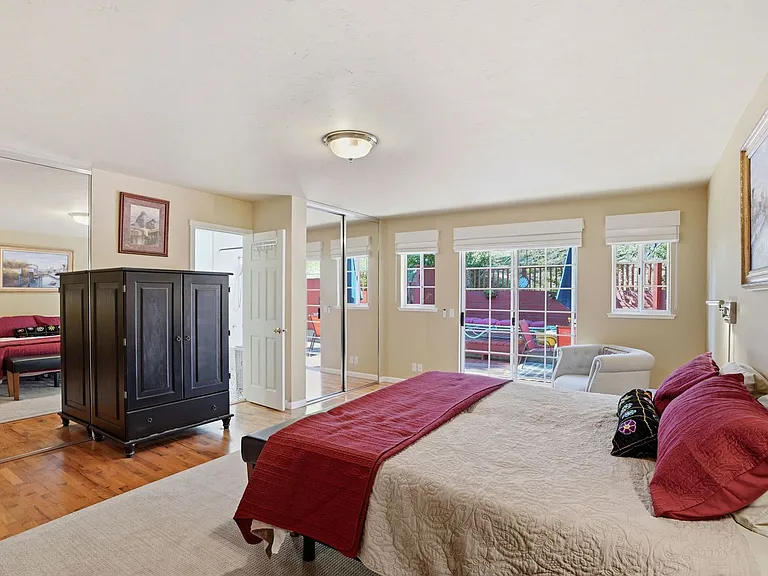 241 Soledad Dr — Photo 22