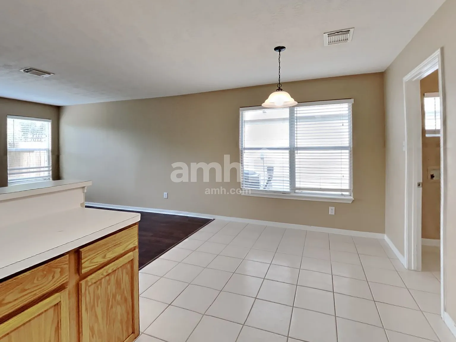 4 bed, 2.5 bath, 2710 sqft, $2,370 — Photo 4