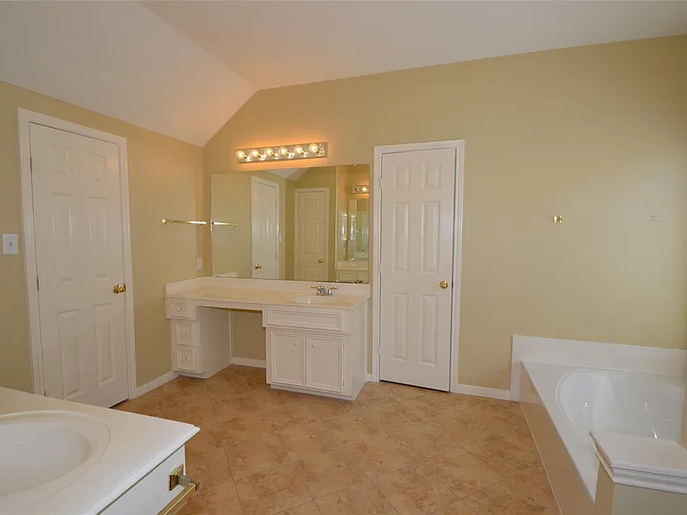 1711 Emma Cove Ct — Photo 27