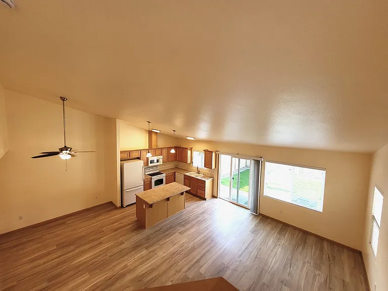 410 Holland Ave — Photo 13