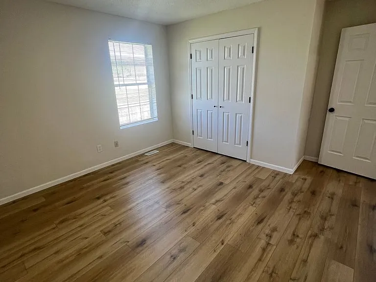 2509-2511 Carnation Dr — Photo 13