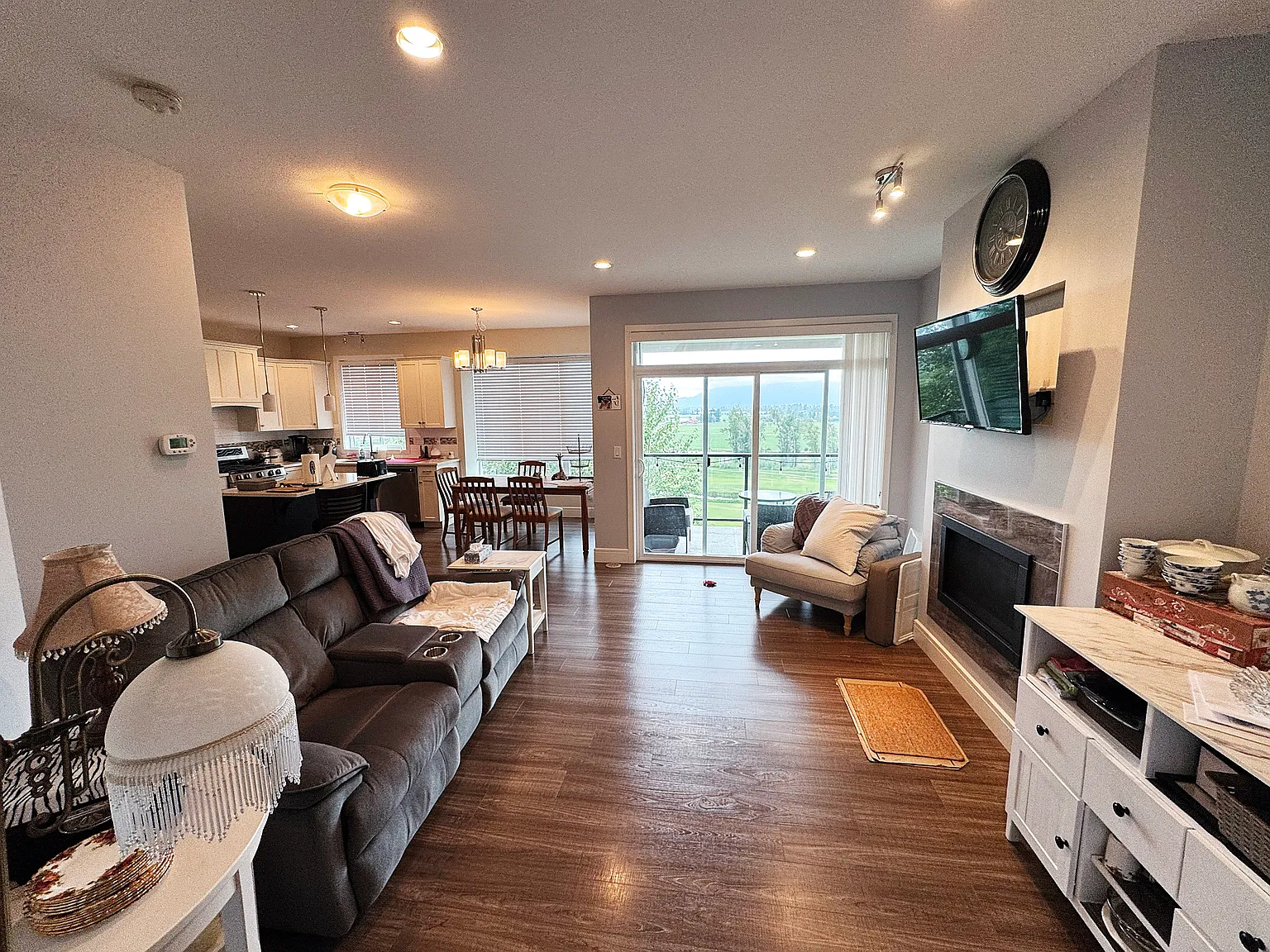 3 bed, 2090 sqft, $3,550 — Photo 4