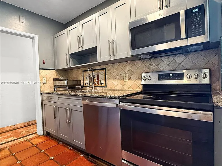 3390 SW 75th Ave — Photo 6