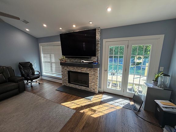 3rd image of 330 Camelot Dr