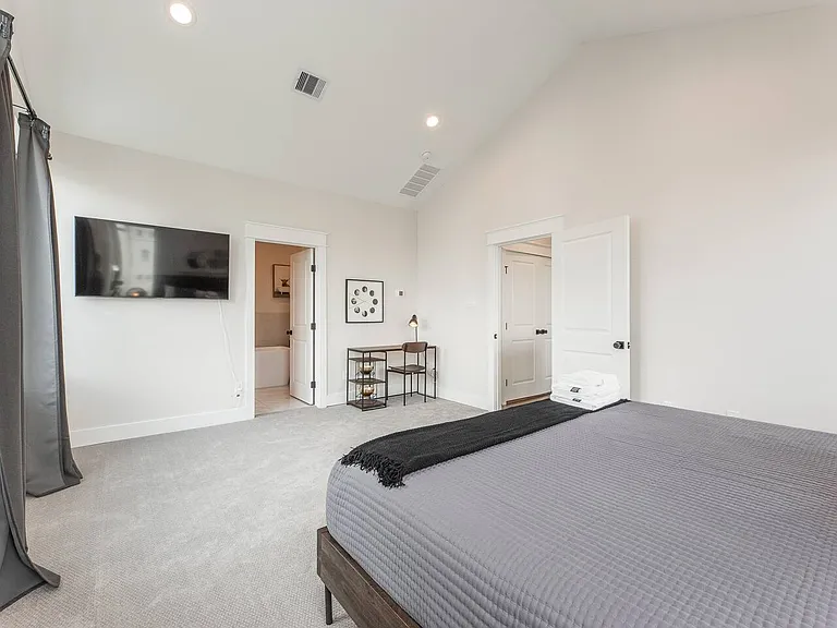 605 Middle St — Photo 12