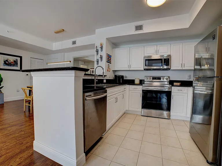 720 S Sapodilla Ave #413 — Photo 5