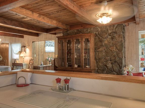 Kitchen eating area 