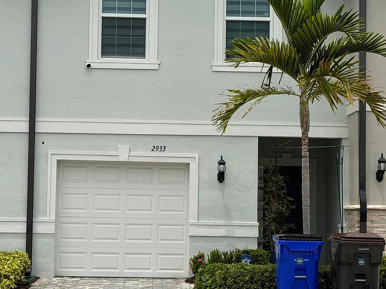2933 Olivia Ave — Photo 2