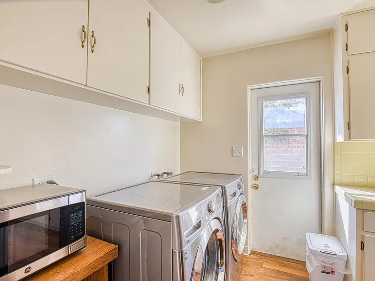 1516 E Spring St — Photo 23