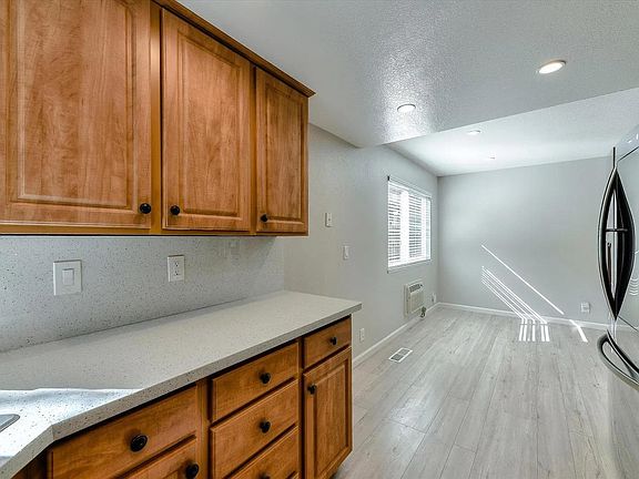 5th image of 127 Brenton Ct #B