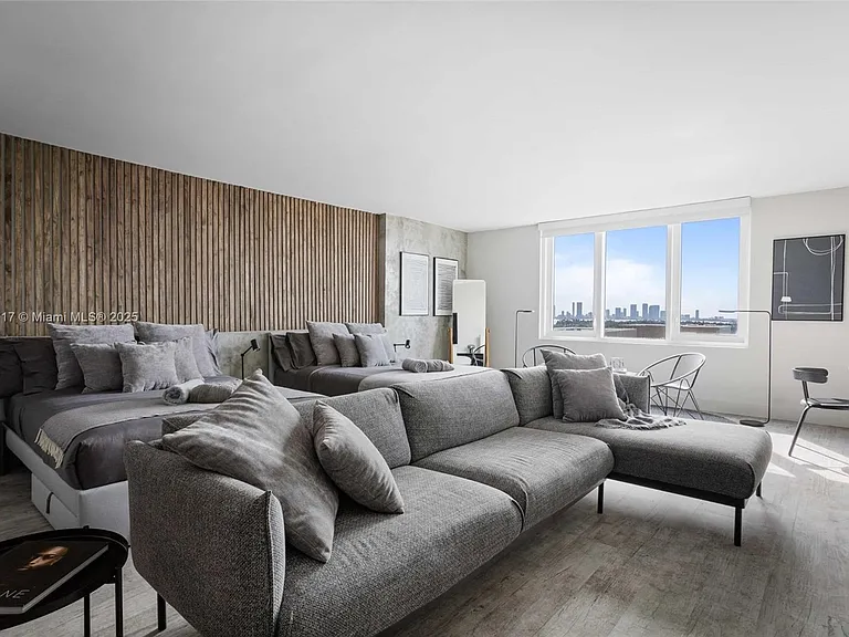 2301 Collins Ave #1127 — Photo 3