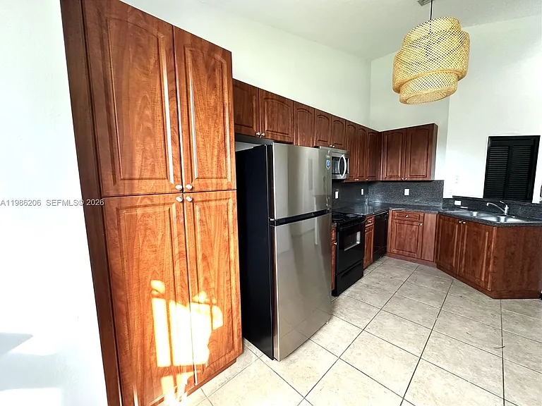 3550 NE 5th St #202 — Photo 13