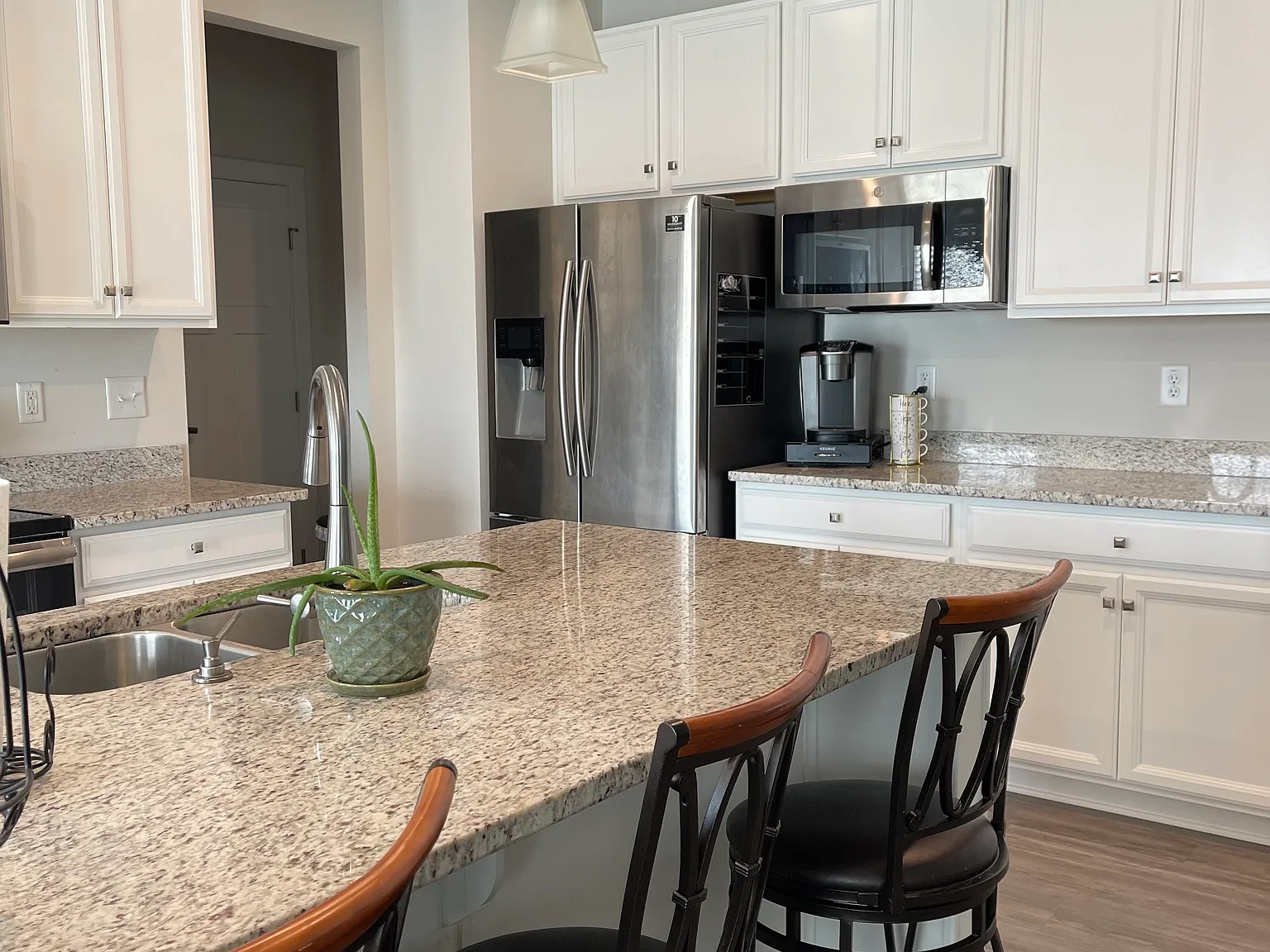4 bed, 2.5 bath, 2423 sqft, $3,000 — Photo 2