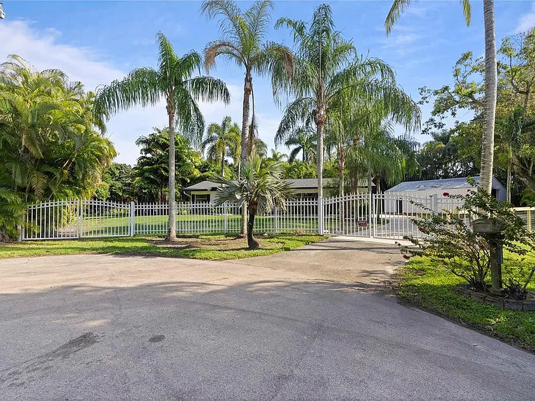 16900 SW 62nd St — Photo 39