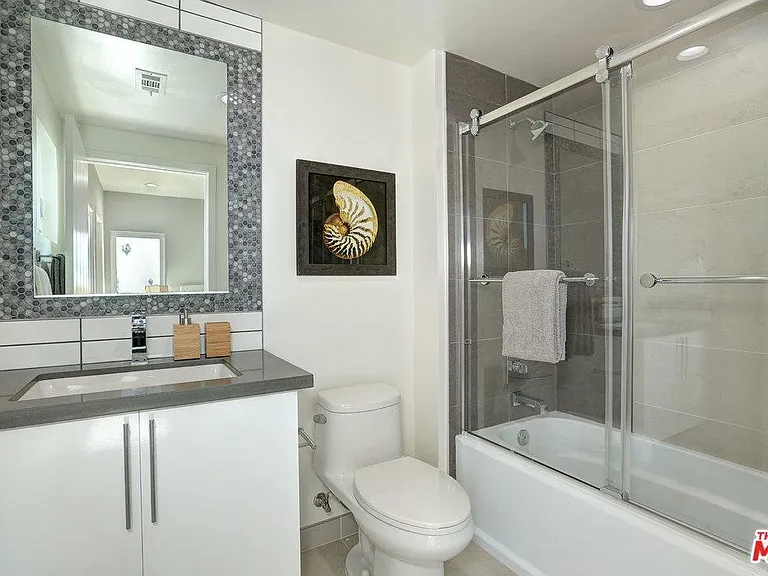 853 1/2 N McCadden Pl — Photo 22