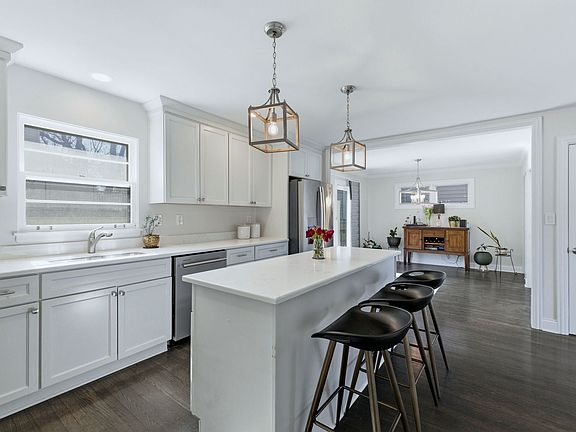 2nd image of 740 Prairie Ave