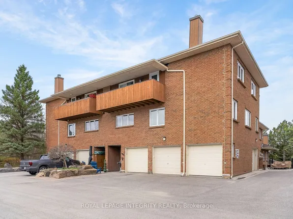108 Stratas Ct #8, Ottawa, ON K2L 3K4