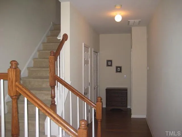 4 bed, 2004 sqft, $2,150 — Photo 2