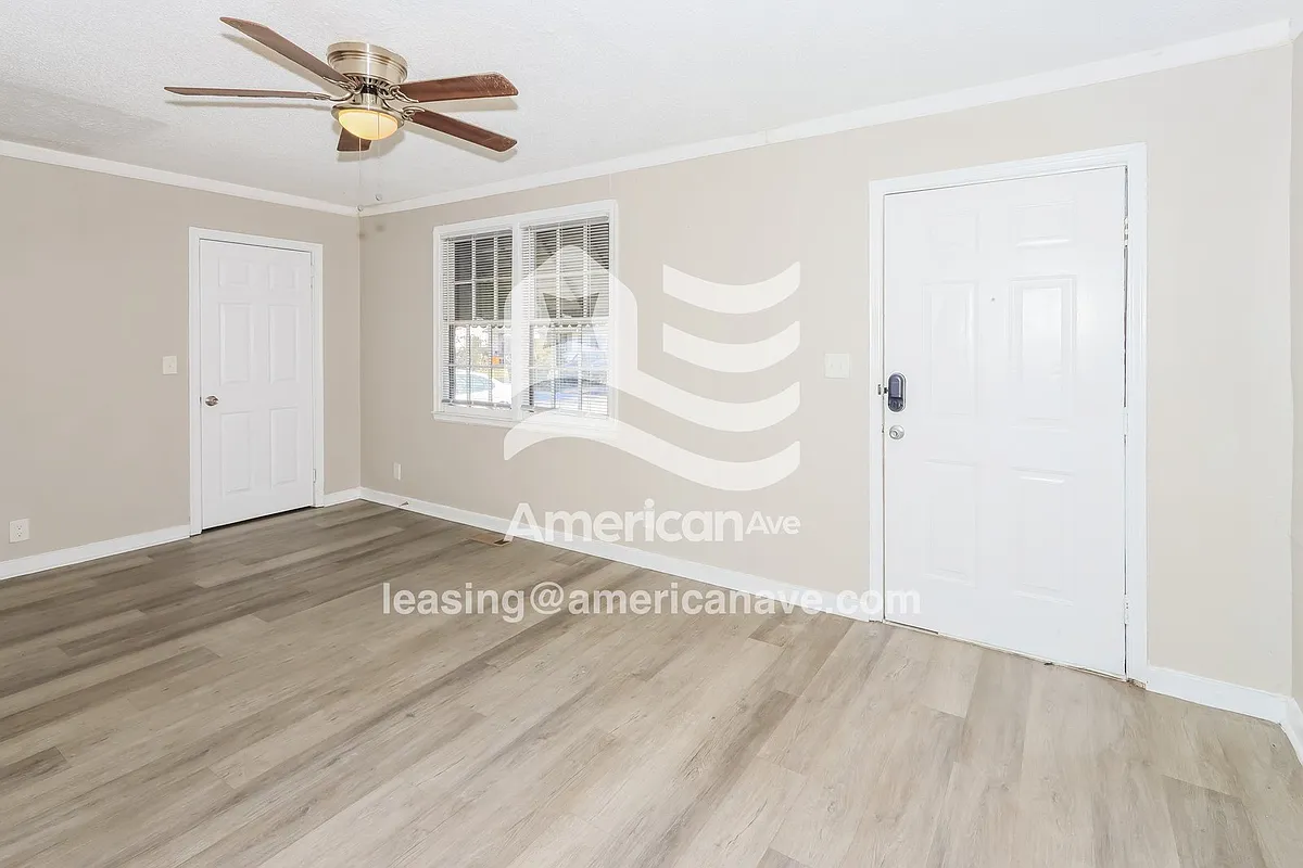 299057_002_wm_-_living_room_13291747.jpg - 211 Meadowdale Dr