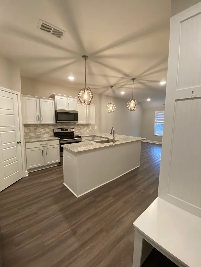 1027 Glenkirk Drive - B — Photo 3