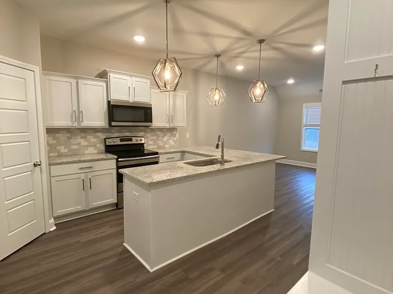 1027 Glenkirk Dr — Photo 3