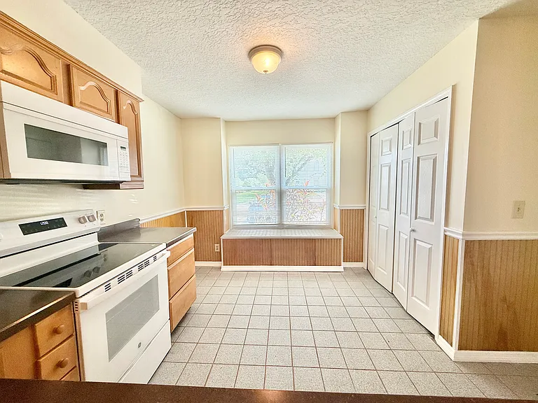 304 Woodgreen Ln — Photo 3