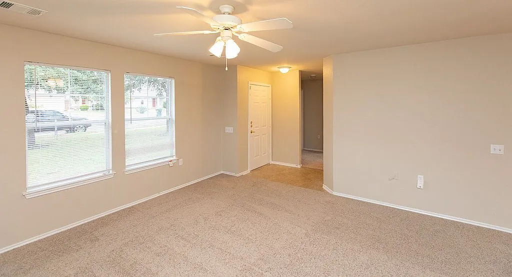 3 bed, 2.0 bath, 1300 sqft, $1,600 — Photo 2