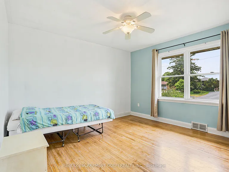 602 Geneva St — Photo 11