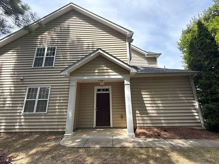 3 bed, 2.5 bath, 2337 sqft, $2,500 — Photo 2