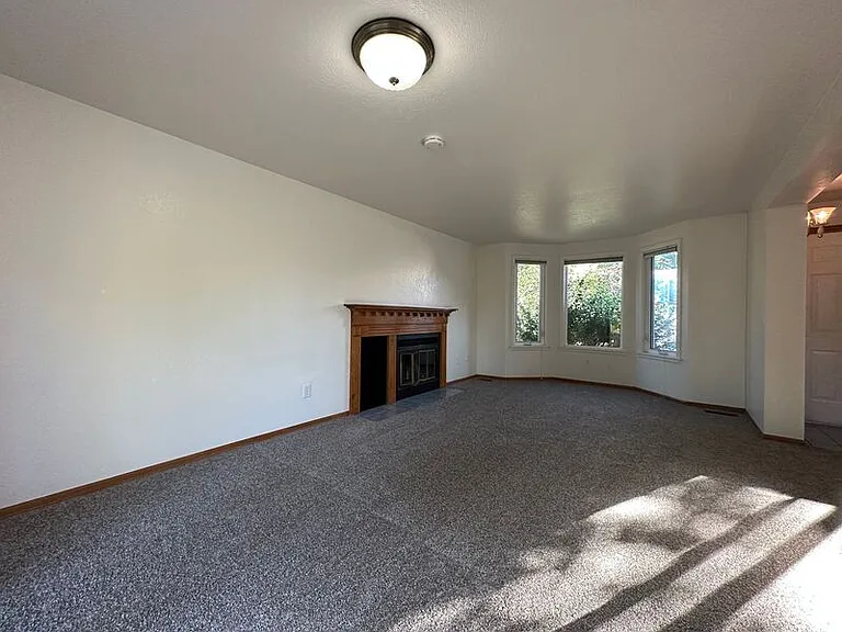310 Buchanan Ct — Photo 5