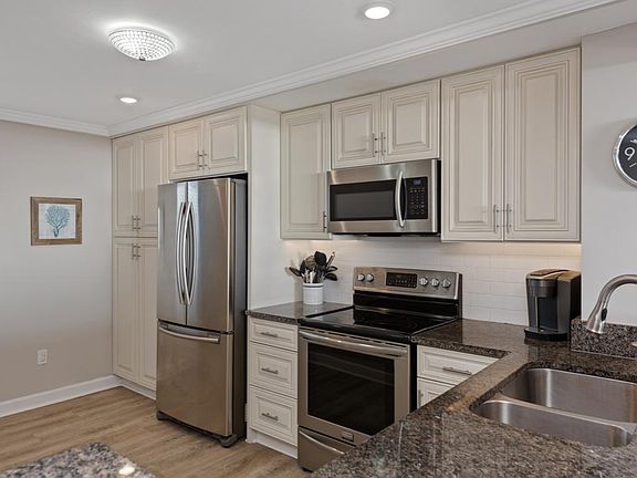 3rd image of 380 Seaview Ct APT 605