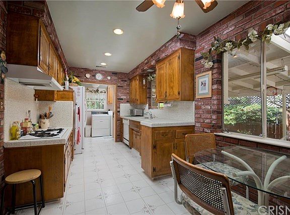 2nd image of 6932 Lasaine Ave