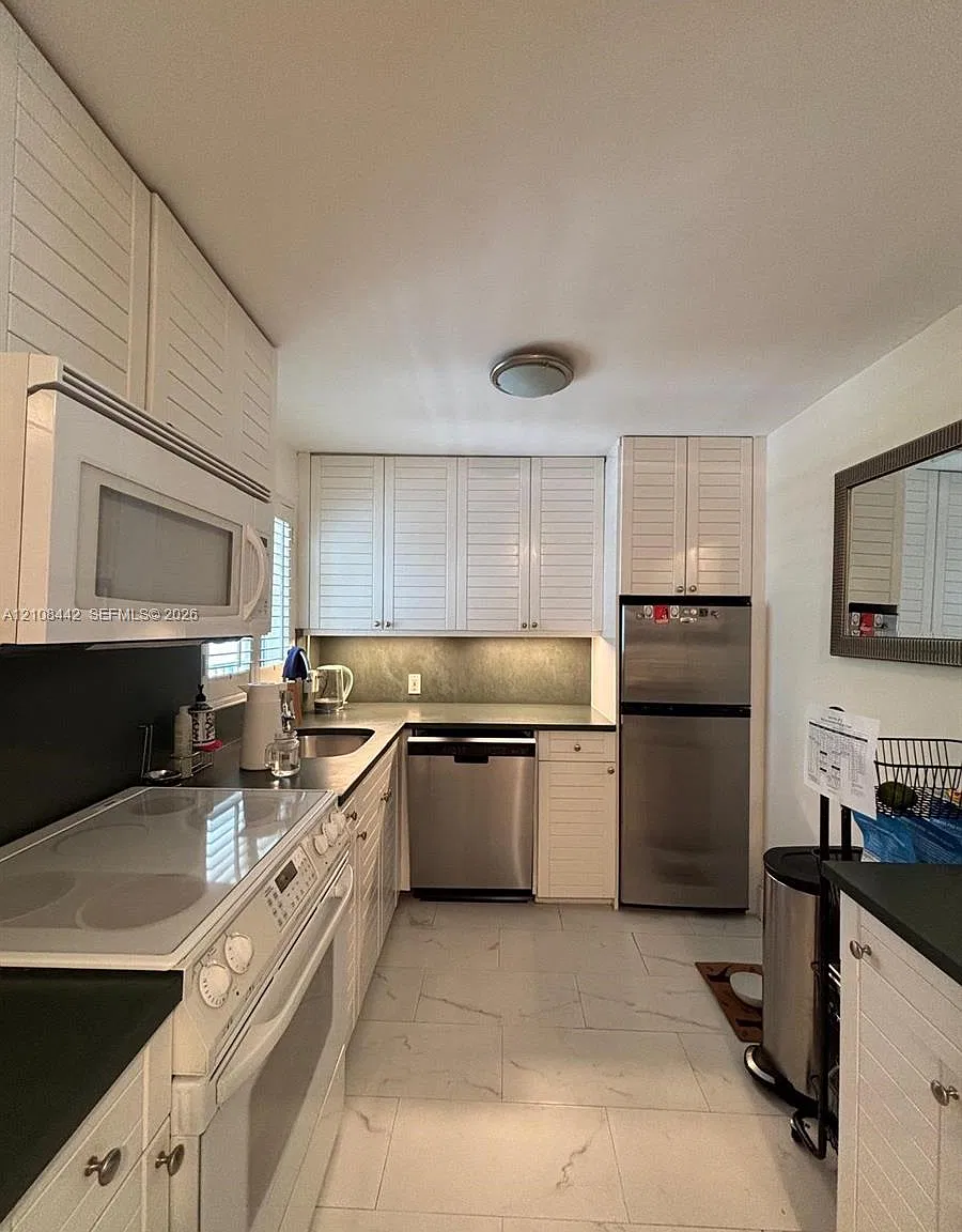 1610 Lenox Ave — Photo 2