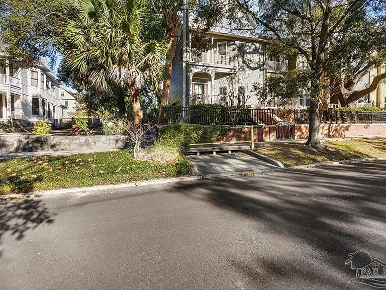 214 W La Rua St — Photo 4