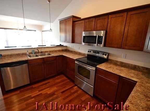 Kitchen - Stainless steel appliances, hardwood floors, maple cabinets.