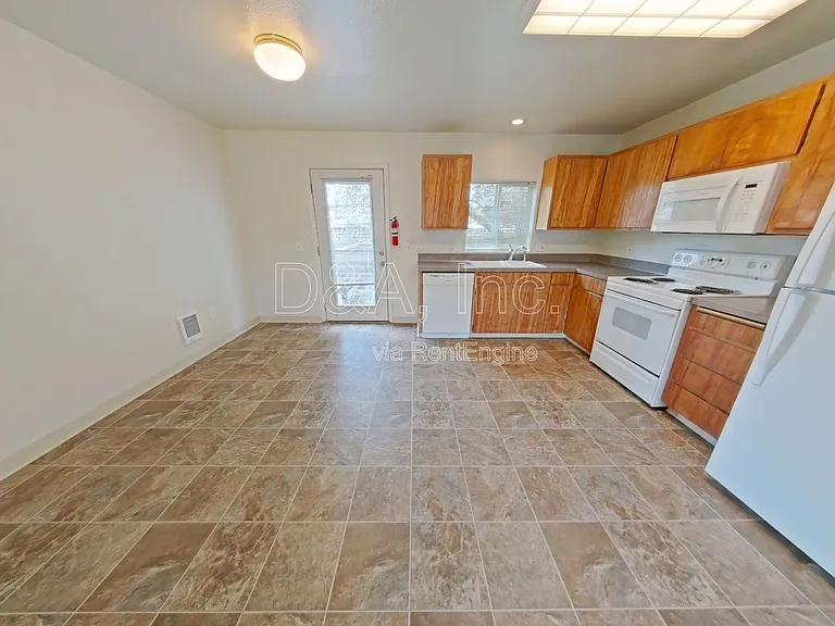 415 SE Mayberry Ave — Photo 5