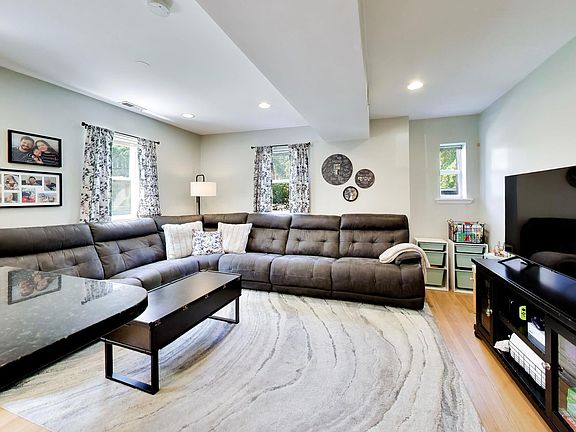 3rd image of 6301 N Talman Ave #G