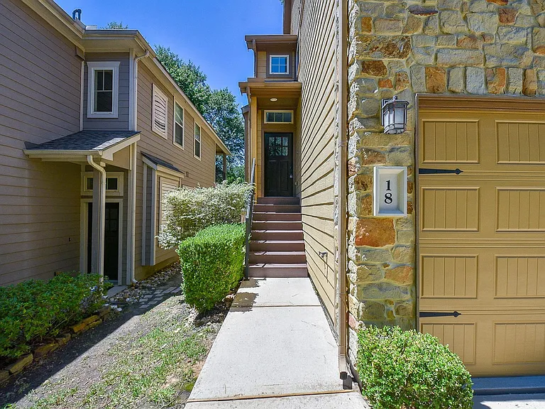 18 Cheswood Manor Dr — Photo 4