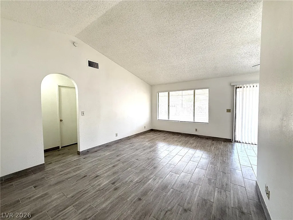 3 bed, 2.0 bath, 1025 sqft, $1,740 — Photo 4
