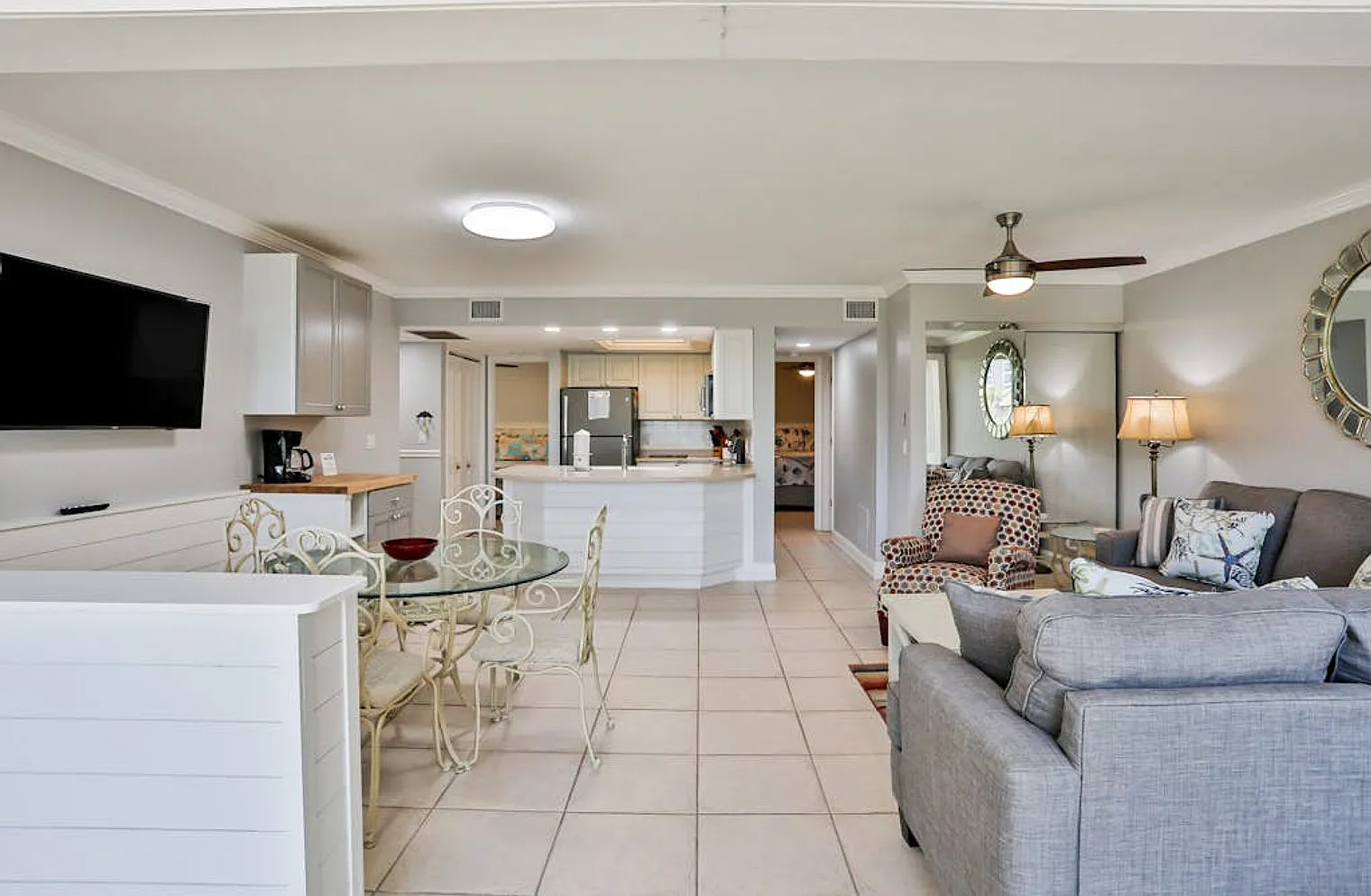 2 bed, 1.0 bath, 1001 sqft, $3,996 — Photo 4