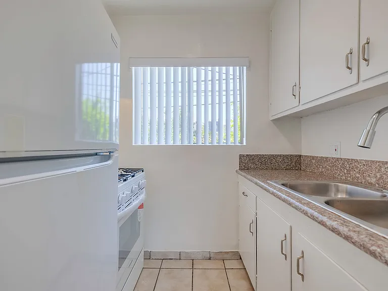 2425-2431 S Ridgeley Dr — Photo 23