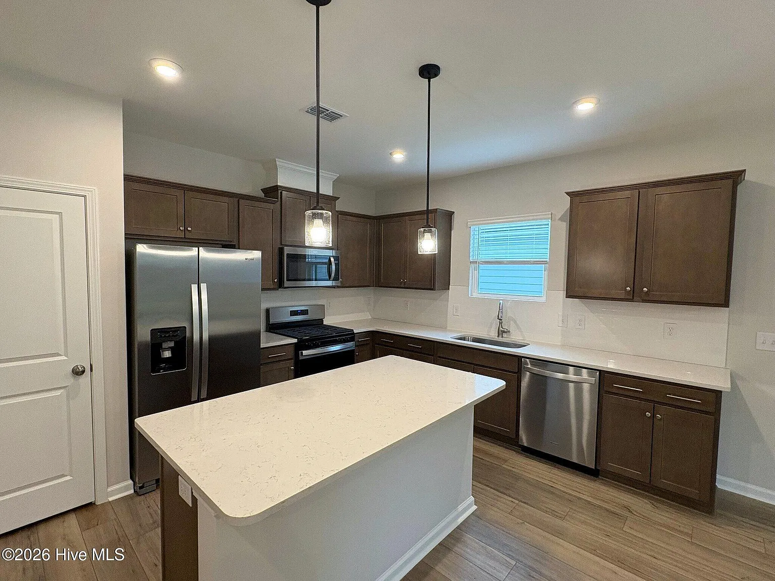 3 bed, 2.0 bath, 1588 sqft, $2,395 — Photo 2