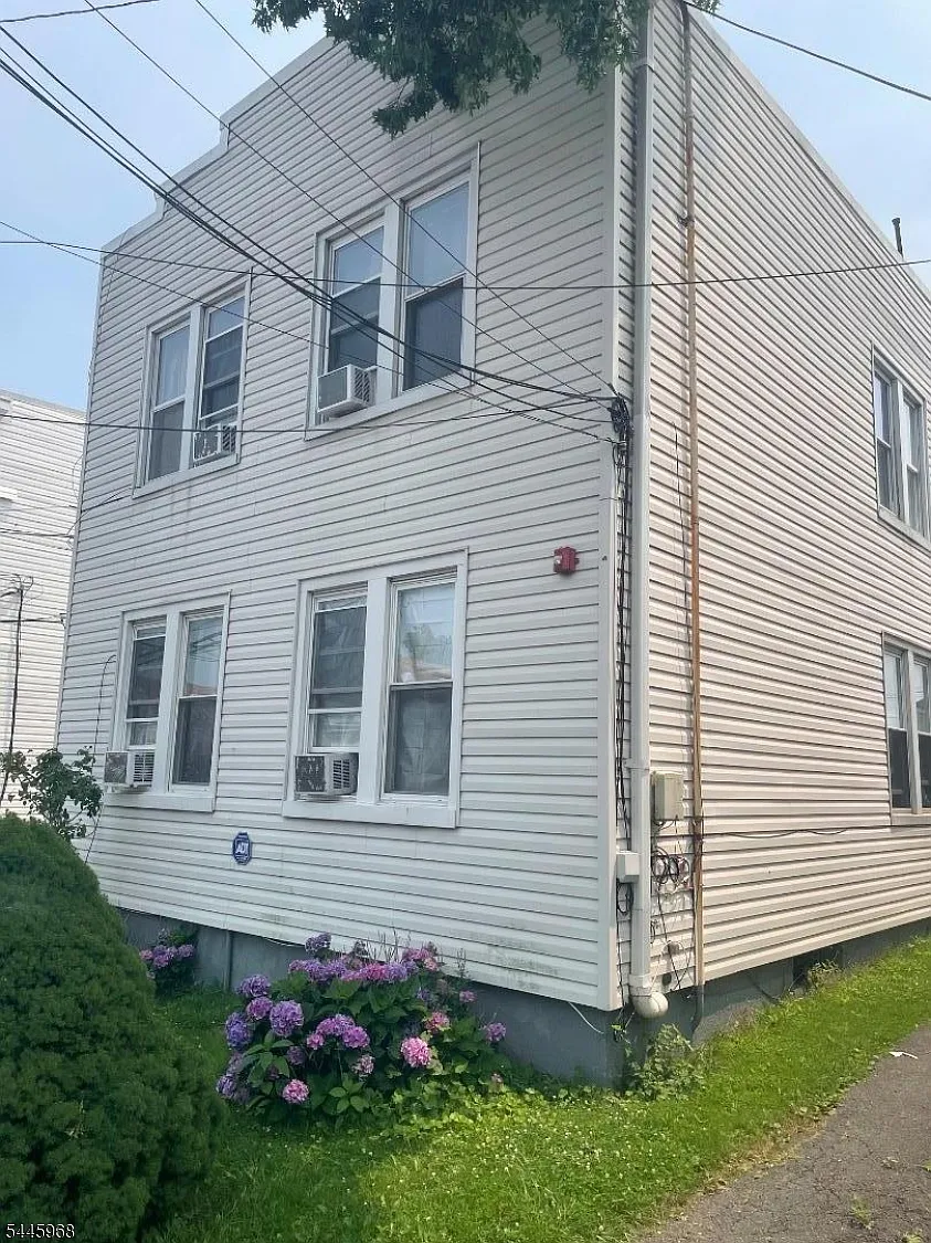 2 bed, 1.0 bath, $2,100 — Photo 2