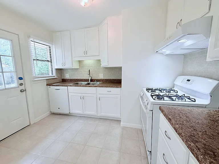 10640 Aledo Dr — Photo 2