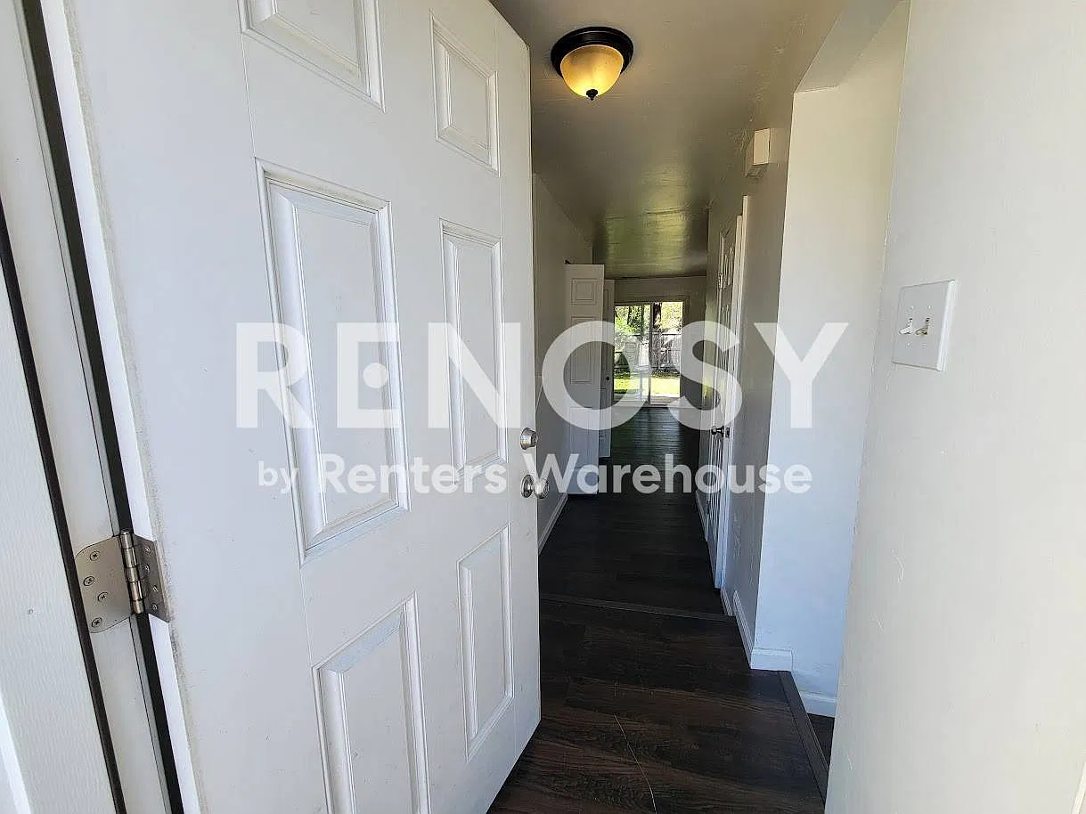 Contemporary Comfort in a Convenient Location — Photo 3