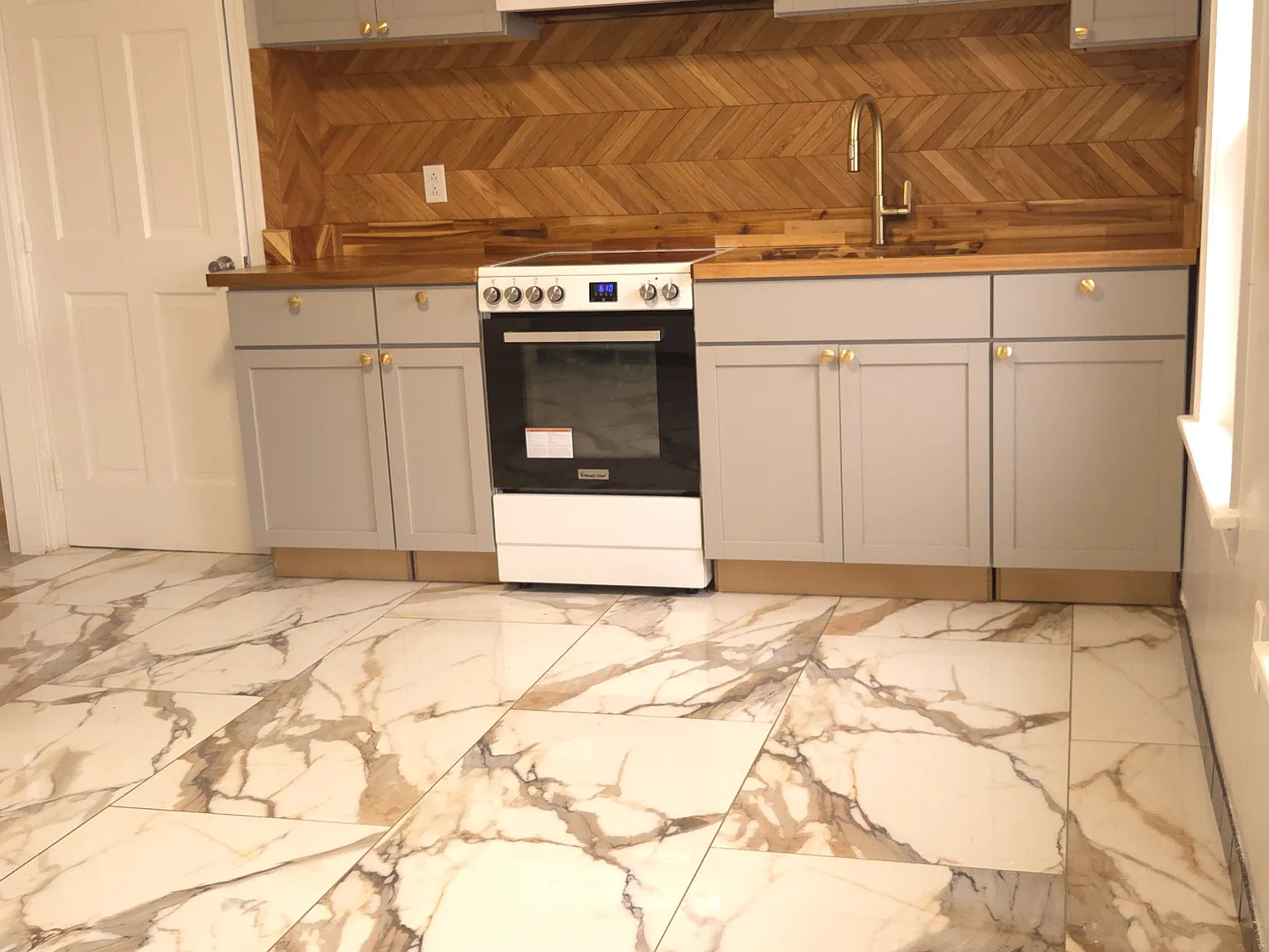 3 bed, 1000 sqft, $2,400 — Photo 2