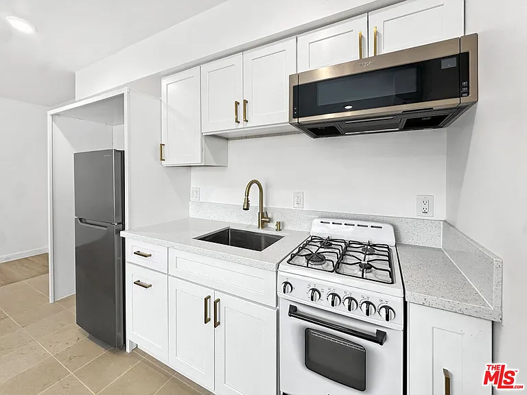 915 Enterprise Ave #6 — Photo 5
