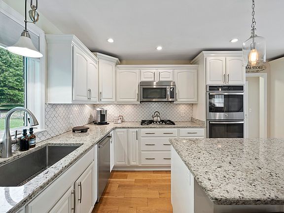 4th image of 2215 Creekside Ln