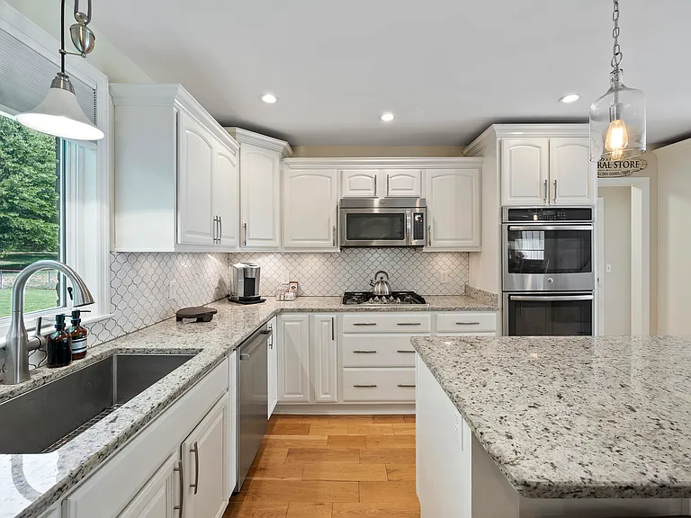 2215 Creekside Ln — Photo 4