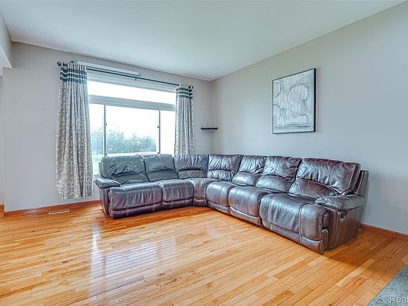 4th image of 43470 Algonquin Dr